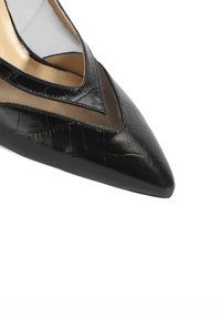 Escarpin noir à bout pointu avec une finition en cuir verni effet crocodile, mettant en avant une insertion en maille le long de la partie supérieure en forme de V pour un détail supplémentaire.