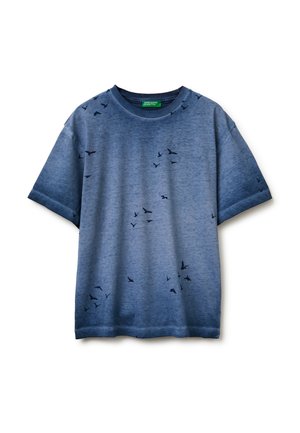 Niebieska koszulka z krótkim rękawem, z czarnymi sylwetkami ptaków rozsianymi na przodzie i rękawach.