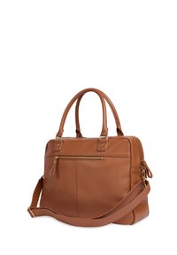 Borsa a mano in pelle marrone con doppi manici, tracolla regolabile e tasca frontale con zip. Texture liscia con dettagli in metallo dorato.