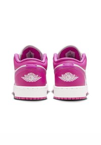 Roze kožne košarkaške tenisice s bijelim detaljima, s niskim dizajnom, podstavljenim ovratnikom i Air Jordan logotipom na peti.