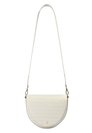 Geantă albă de umăr semilunară cu model texturat și accesorii aurii pe bretea detașabilă, pe fundal simplu.