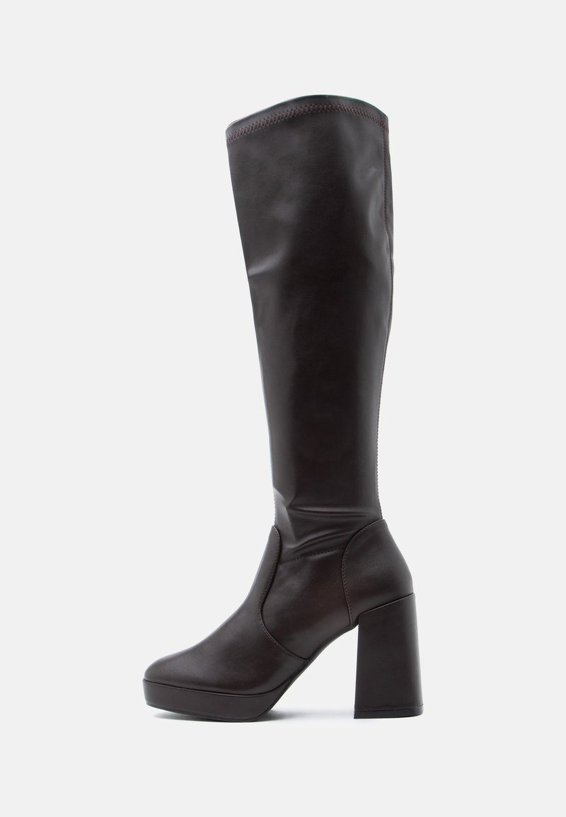 Bottes hautes jusqu'aux genoux en similicuir marron avec un talon chunky, un bout rond, un design sans coutures et un panneau latéral élastique pour un meilleur ajustement et confort.