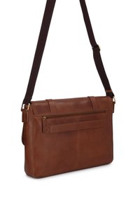 Borsa a tracolla in pelle marrone con design piatto, tracolla scura regolabile, tasca frontale con cerniera e dettagli di cuciture a contrasto.