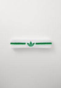Witte sporthoofdband met twee groene strepen en een geborduurd groen logo dat op een blad lijkt. Gemaakt van zachte, textuurstof.