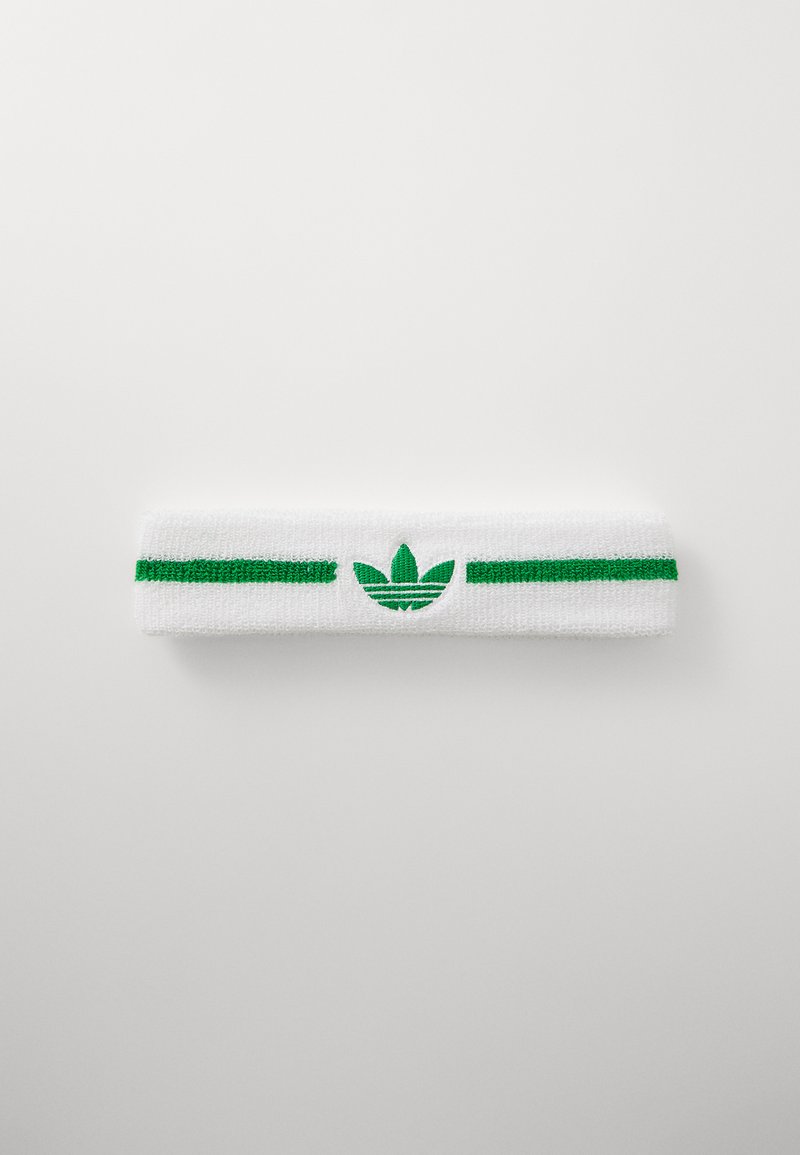 Witte sporthoofdband met twee groene strepen en een geborduurd groen logo dat op een blad lijkt. Gemaakt van zachte, textuurstof.