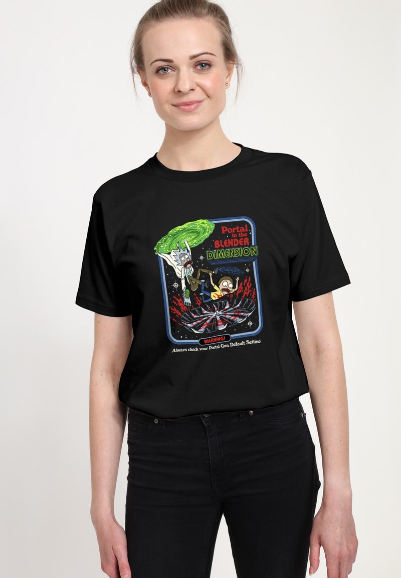 Czarny bawełniany T-shirt z nadrukiem graficznym w zielonych i czerwonych akcentach, przedstawiającym postacie i tekst związane z fikcyjnym portalem.