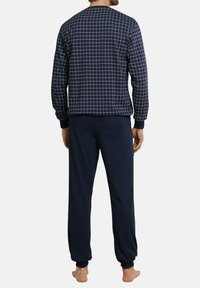 Conjunto de ropa de casa en azul marino que incluye un sudadera con estampado de cuadros y pantalones lisos, confeccionado en una tela suave con puños y cinturilla elásticos.