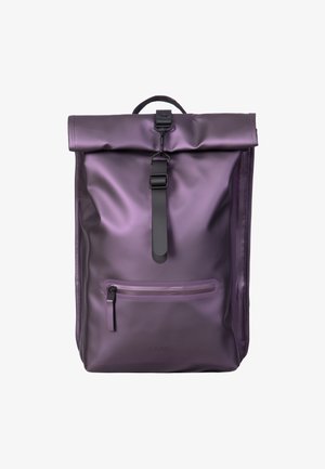 Lila Roll-Top-Wasserfester Rucksack mit vorderer Reißverschlusstasche und schwarzem Schnallenverschluss, aus glattem, mattem Material gefertigt.