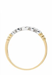 Prsteň zo zlata a striebra s okrúhlym besom, zdobený radom obdĺžnikových fazetových akcentov na vrchu pre dodanie textúry a lesku.