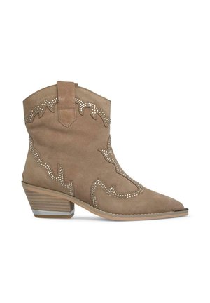 Bottes de cowboy en daim beige avec un orteil pointu, des coutures décoratives en forme de vague et des accents métalliques sur un talon empilé. Onglet de préhension sur le côté inclus.