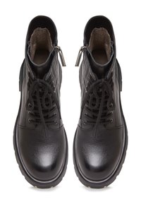 Botas de tobillo de cuero negro con un acabado texturizado, cordones en la parte delantera y cremalleras laterales con herrajes plateados para mayor detalle.