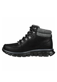 Scarponcino da trekking nero con colletto in tessuto grigio, dotato di occhielli in metallo, suola in gomma texturizzata e tomaia in pelle liscia.