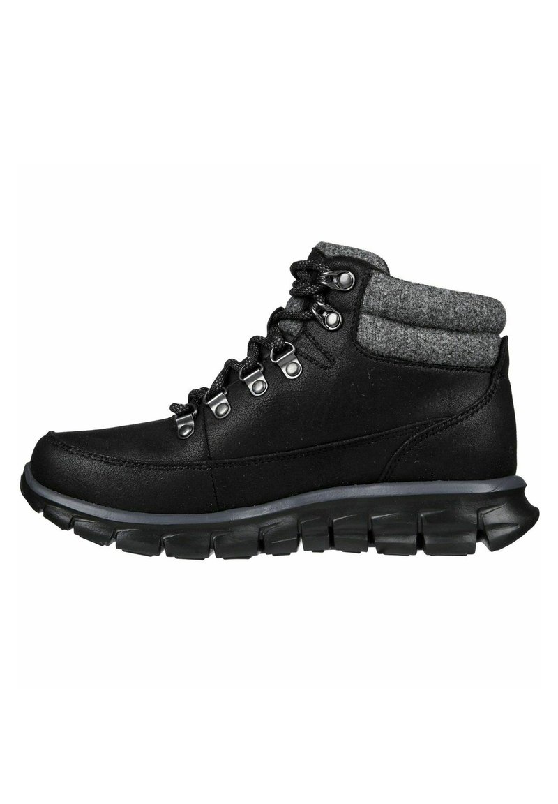 Scarponcino da trekking nero con colletto in tessuto grigio, dotato di occhielli in metallo, suola in gomma texturizzata e tomaia in pelle liscia.