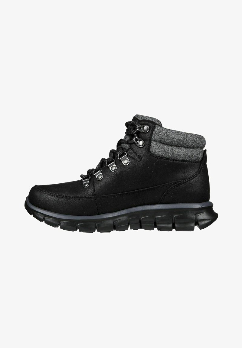 Bota de caminhada preta com um colarinho de tecido cinza, apresentando ilhós de metal, sola de borracha texturizada e parte superior de couro liso.