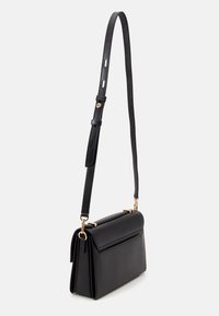 Bolso de mano de cuero negro con un diseño estructurado, correa ajustable y acentos de hardware dorado. Forma compacta con un cierre de solapa en la parte delantera.