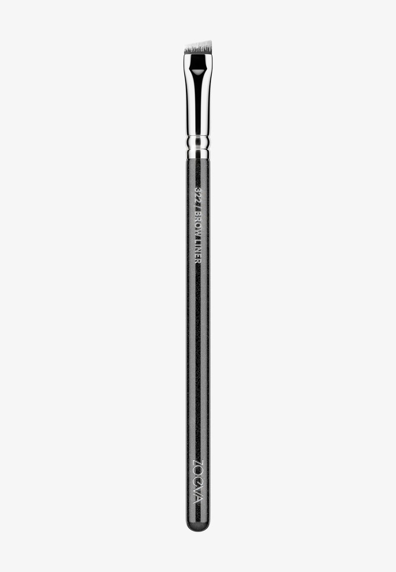 Pędzel do brwi o skośnym kształcie z syntetycznym włosiem, srebrnym ferrulem i czarnym uchwytem o gładkiej fakturze oraz wygrawerowanym logo.