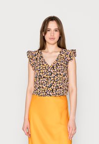 Blusa preta floral com decote em V, mangas com frufrus e cintura ajustada. Apresenta pequenas flores cor-de-rosa e laranja sobre um fundo escuro.