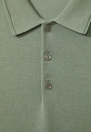 Polo de culoare verde deschis, cu mâneci scurte, guler ribband și trei butoane metalice la guler. Textură netedă și material tricotat.