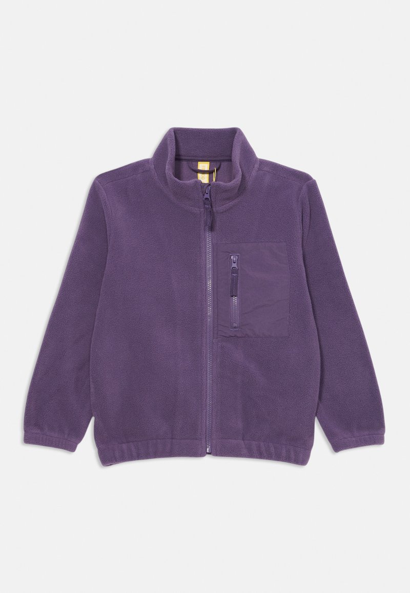 Jachetă din fleece purpuriu cu guler înalt, fermoar complet și un buzunar pe piept cu fermoar. Texture netedă cu manșete și tiv elastic.