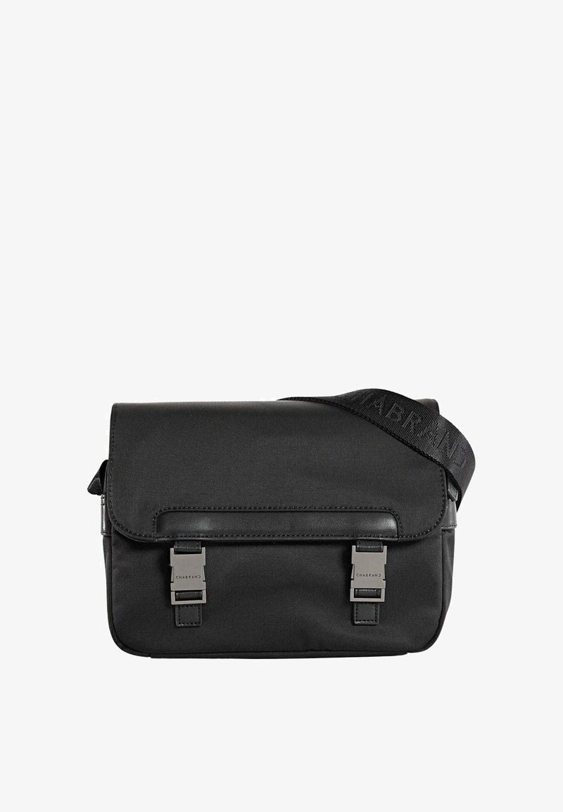 Borsa a messenger nera in nylon con una superficie liscia. Caratterizzata da una patta, due chiusure con fibbie metalliche e una tracolla regolabile con logo.