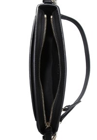 Černá kožená kabelka s horním zlatým zipem částečně otevřeným, ukazujícím prostorný vnitřek a tenkým ramenním popruhem připevněným.