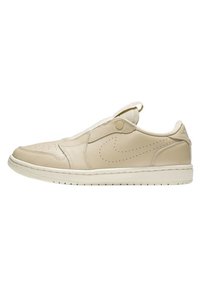 Beige Leder-Sneaker mit perforiertem Design, elastischem Einstieg und tonalem Nähen. Verfügt über eine weiße Gummisohle und ein seitliches Logo-Detail.