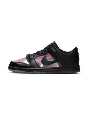 Lage sneaker met zwarte leren overlays, doorschijnende roze panelen, zwarte Nike-swoosh en zwarte veters op een semi-transparante zool.