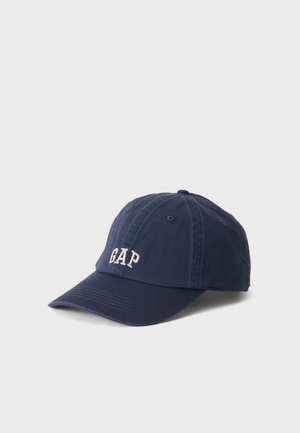Mørkeblå baseballkasket med buet skygge og hvidt broderet GAP-logo foran, vist på neutral baggrund.