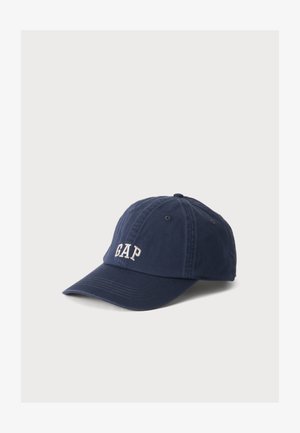 Mørkeblå baseballkasket med buet skygge og hvidt broderet GAP-logo foran, vist på neutral baggrund.