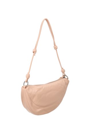 Beige halvemaanvormige leren schoudertas met geknoopte band en zilverkleurige metalen ringen, ritssluiting aan de bovenkant.