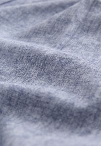 Hele sinine kangas, millel on pehme, tekstuuriga pind, näidates õrnu voldikuid ja õrna kirjumust. Sobib riieteks või polsterduseks.