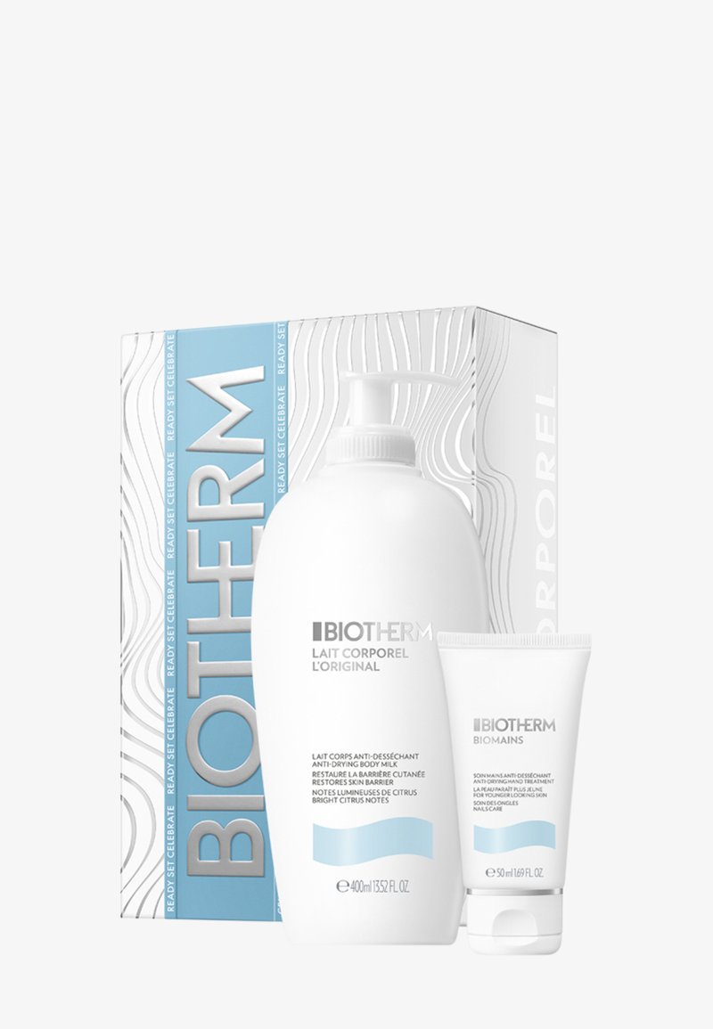 Biotherm gavegave med en stor hvid pumpeflaske og en lille hvid tube. Indpakningen har et tekstureret bølgemønster, blå accenter og produktinformationer.