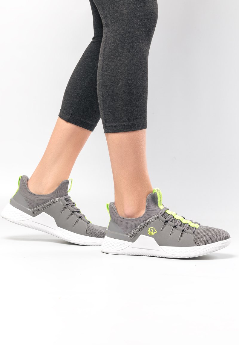 Szare buty sportowe z teksturowaną siateczkową cholewką, odblaskowymi neonowymi akcentami, wyściółką z kołnierza i białą gumową podeszwą.
