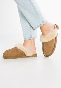 Shepherd JESSICA Slippers chestnut/cognac Zalando
