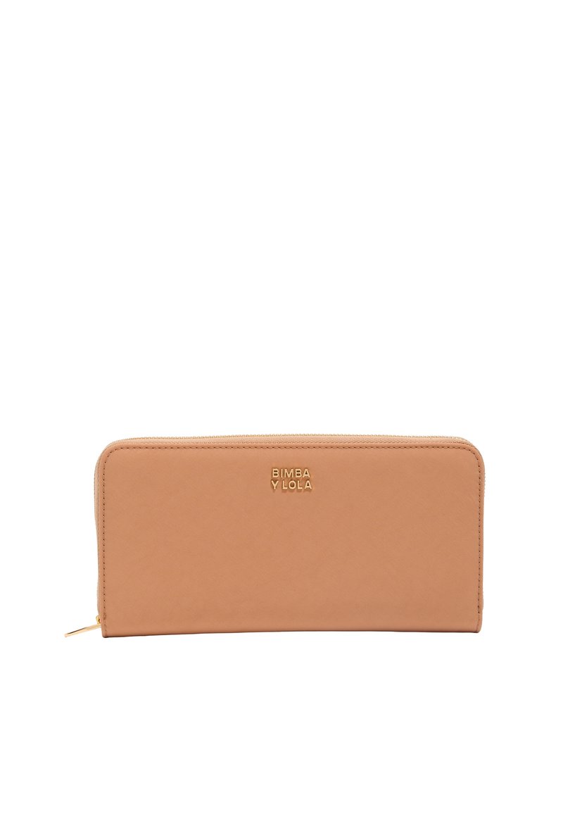 Cartera de cuero marrón clara con forma rectangular, textura suave, marca en dorado y cierre de cremallera en el borde superior. Diseño minimalista.