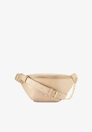 Beżowa skórzana torba na pasek o zaokrąglonym kształcie, ze złotym zamkiem błyskawicznym, regulowanym paskiem i łańcuchowym akcentem. Gładka tekstura z minimalnymi detalami metalowymi.