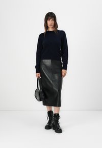 DRYKORN GENTIANA - Ozko oprijeto krilo - black