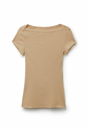 Beiges, geripptes Kurzarmoberteil mit U-Boot-Ausschnitt, figurbetonter Silhouette und weichem, elastischem Stoff, flach auf einem weißen Hintergrund liegend.