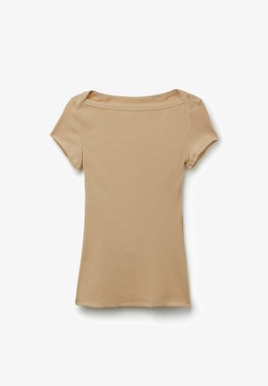 Beiges, geripptes Kurzarmoberteil mit U-Boot-Ausschnitt, figurbetonter Silhouette und weichem, elastischem Stoff, flach auf einem weißen Hintergrund liegend.