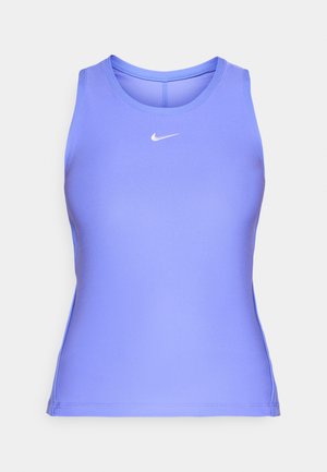 Liila hihaton urheilutoppi sileästä kankaasta, jossa on pyöreä pääntie ja valkoinen Nike-logo rinnassa.