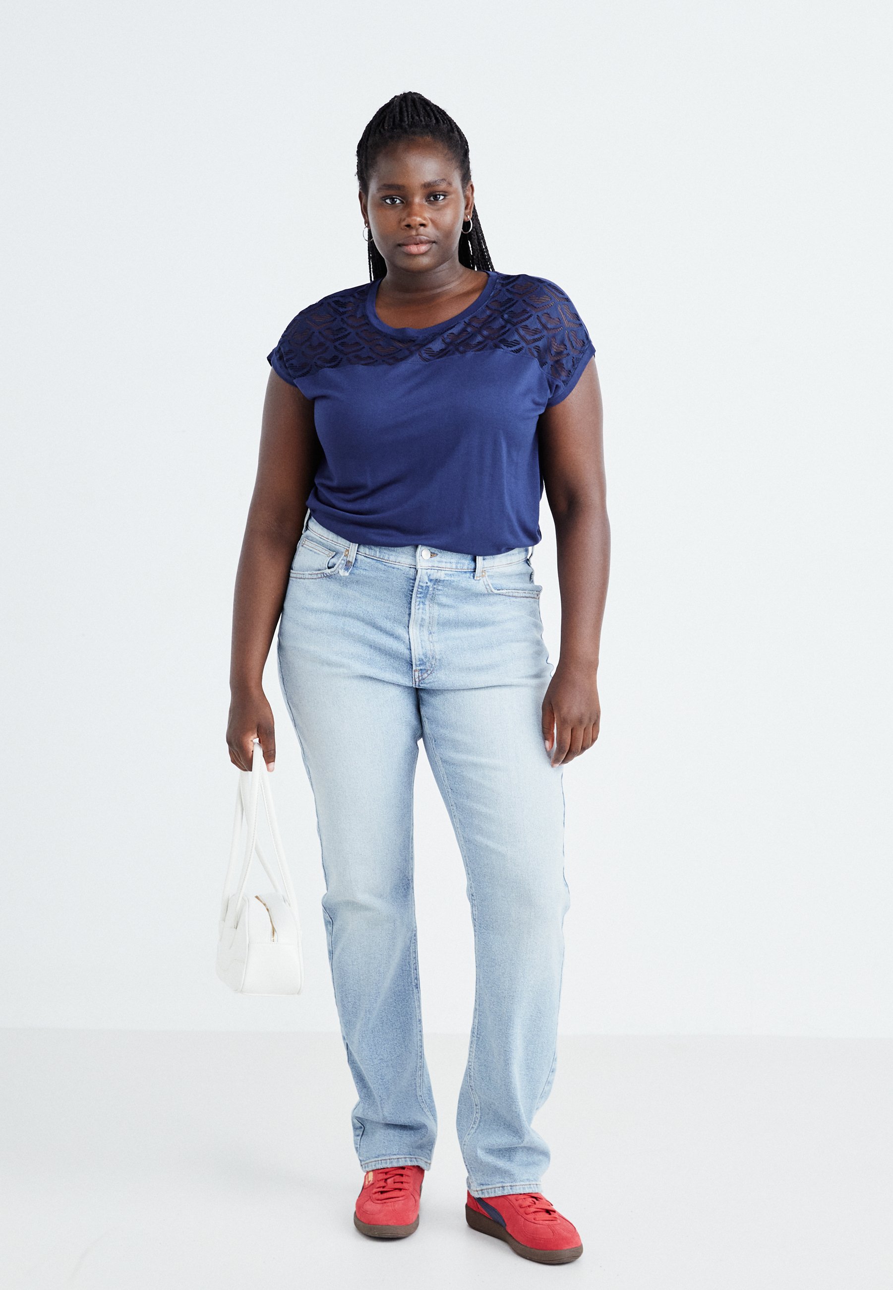 ONLY CARMAKOMA Damen Top – Kurzärmlig Mit Spitzendetail, Aus 100% Viskose, Lässiger Alltagslook
