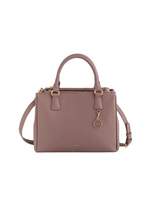 Strukturierte taupefarbene Handtasche aus strukturiertem Kunstleder, mit goldfarbener Hardware, doppelten Tragegriffen, abnehmbarem Schultergurt und einem Charm-Detail.