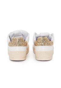 Sneaker bianche con un accentuato tacco glitterato oro, tomaia in pelle liscia, colletto imbottito e suola testurizzata.