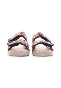 Sandali espadrilles intrecciati con tomaia multicolore, cinturini neri e suola in juta intrecciata. Design aperto sulla punta con tacco piatto.