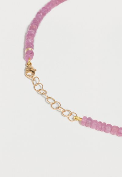 Ροζ περιδέραιο με πολλαπλές επίπεδες επιφάνειες και χρυσό κούμπωμα σε σχήμα αστακού με επεκτάσιμο αλυσίδα σε λευκό φόντο.