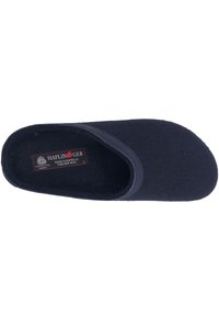 Chausson en laine bleu marine foncé avec un dos ouvert. Matériau en feutre doux, texture lisse, avec un col assorti. Étiquette de la marque visible à l'intérieur.