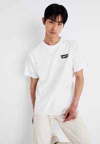 Levi's® VINTAGE FIT GRAPHIC - Apdrukāts T-krekls - white