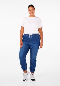 Zizzi JOGGERS WITH POCKETS - Siaurėjantys džinsai - dark blue denim