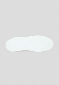 Biała gumowa podeszwa do butów o teksturowanej, wzorzystej powierzchni. Posiada zaokrąglone krawędzie i gładkie wykończenie, zaprojektowana z myślą o komforcie i przyczepności.