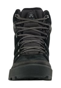 Botas de senderismo negras hechas de ante y tejido, con una suela de goma texturizada, cordones gruesos y un collar acolchado para mayor soporte.